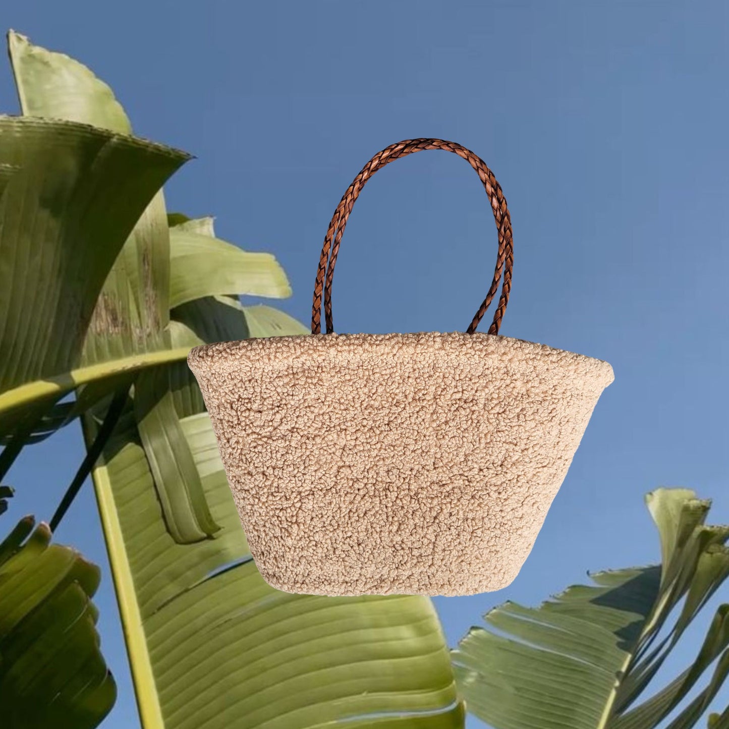 Teddy Tasche aus Teddyfell in beige, die perfekt zu jedem Winter Outfit passt. Strandtasche als Winter Damentasche.