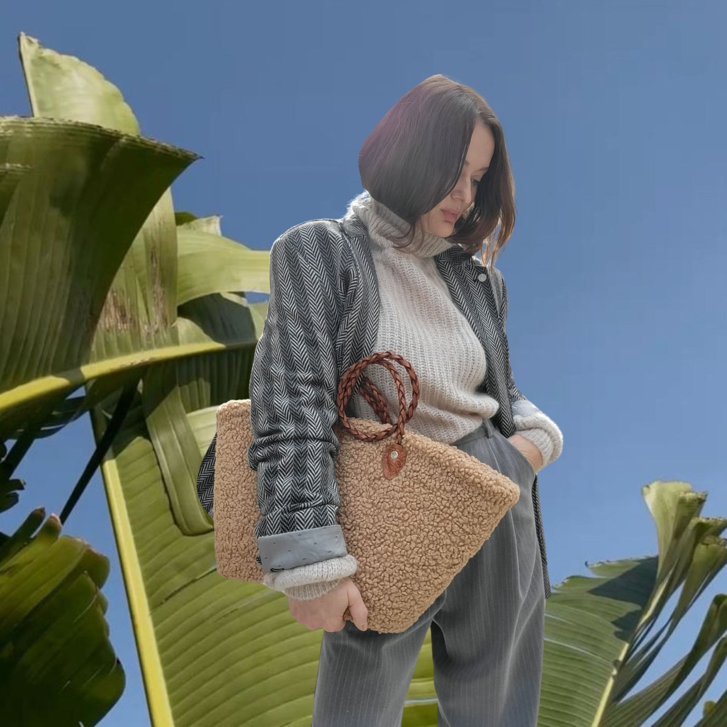 Teddy Tasche aus Teddyfell, Bast und echtem Leder. Die perfekte Winter Damen Handtasche oder Strandtasche.