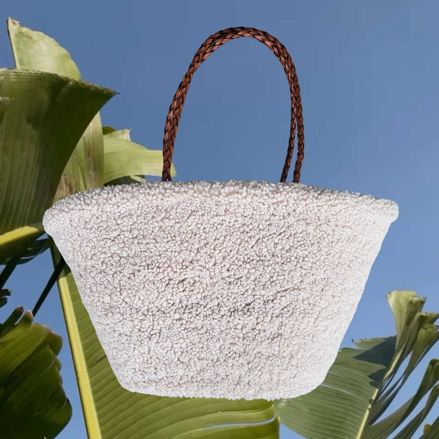 Teddy Tasche aus weichem Teddyfell. Eine nachhaltige und praktische Strandtasche XXL aus Stoff, Bast und echtem Leder.