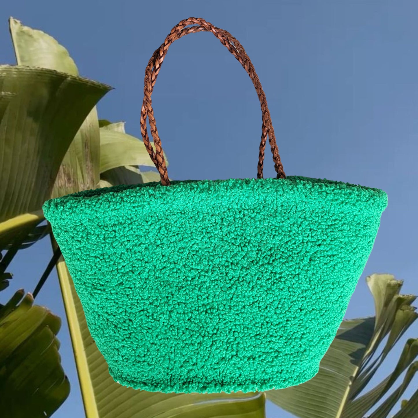 Teddy Tasche aus weichem Teddyfell. Eine nachhaltige und praktische Strandtasche XXL aus Stoff, Bast und echtem Leder.
