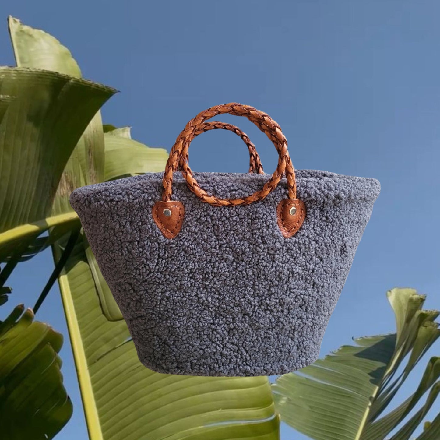 Teddy Tasche aus Teddyfell, Bast und echtem Leder. Die perfekte Winter Damen Handtasche oder Strandtasche.