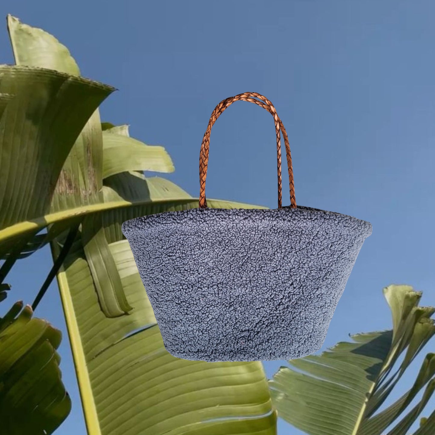 Teddy Tasche aus Teddyfell in grau, die perfekt zu jedem Winter Outfit passt. Strandtasche als Winter Damentasche.