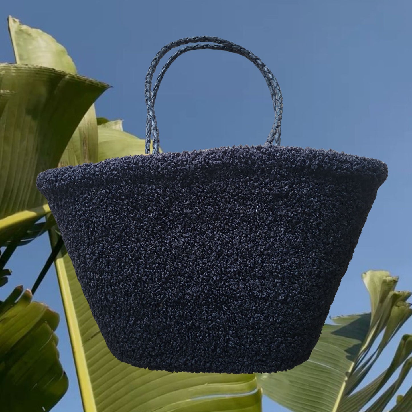 Teddy Shopper aus weichem Teddyfell. Eine nachhaltige und praktische Strandtasche XXL aus Stoff, Bast und echtem Leder.