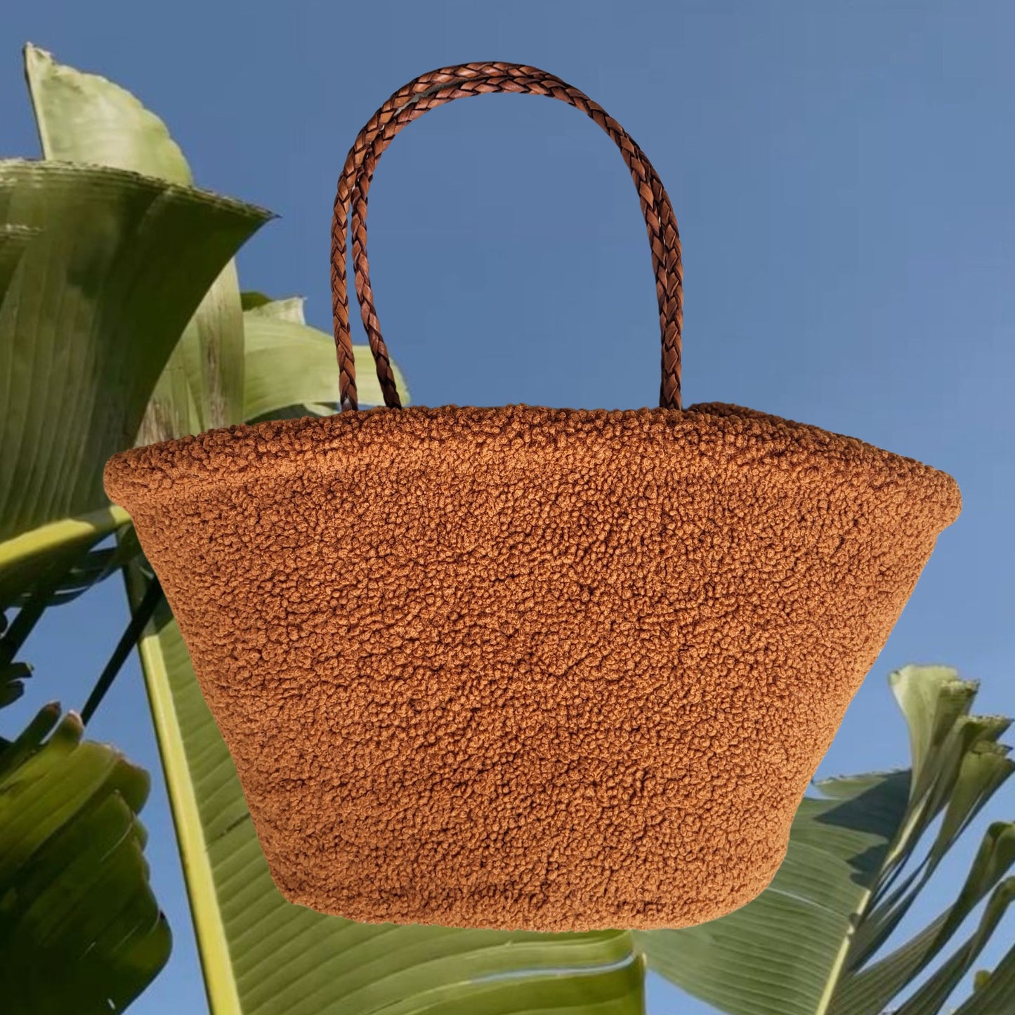 Teddy Shopper aus weichem Teddyfell. Eine nachhaltige und praktische Strandtasche XXL aus Stoff, Bast und echtem Leder.