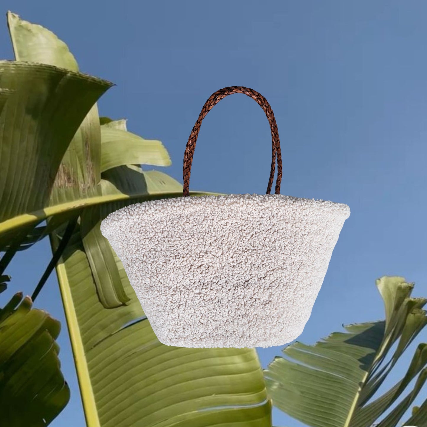 Teddy Bag aus Teddyfell in creme, die perfekt zu jedem Winter Outfit passt. Strandtasche als Winter Damentasche.
