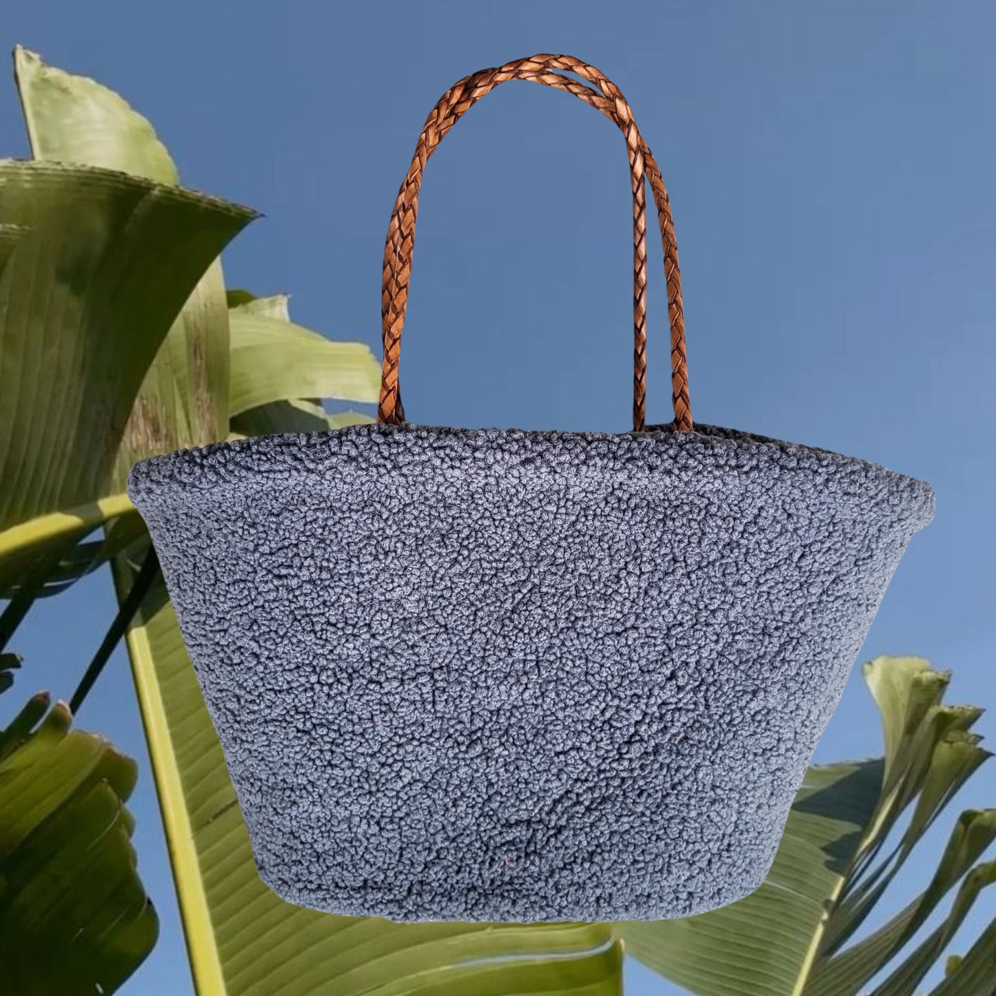 Teddy Tasche groß aus weichem Teddyfell. Eine nachhaltige und praktische Strandtasche XXL aus Stoff, Bast und echtem Leder.