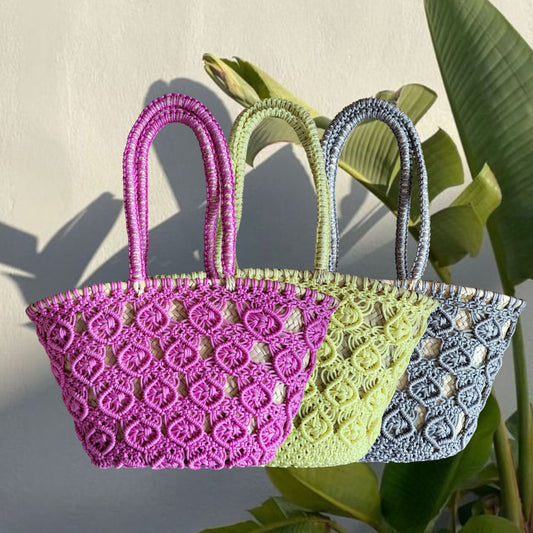 Strandtasche und Sommertasche für Urlaub oder Shopping. Mehrfarbige Basttasche für Stadt, Strand und Freizeit.