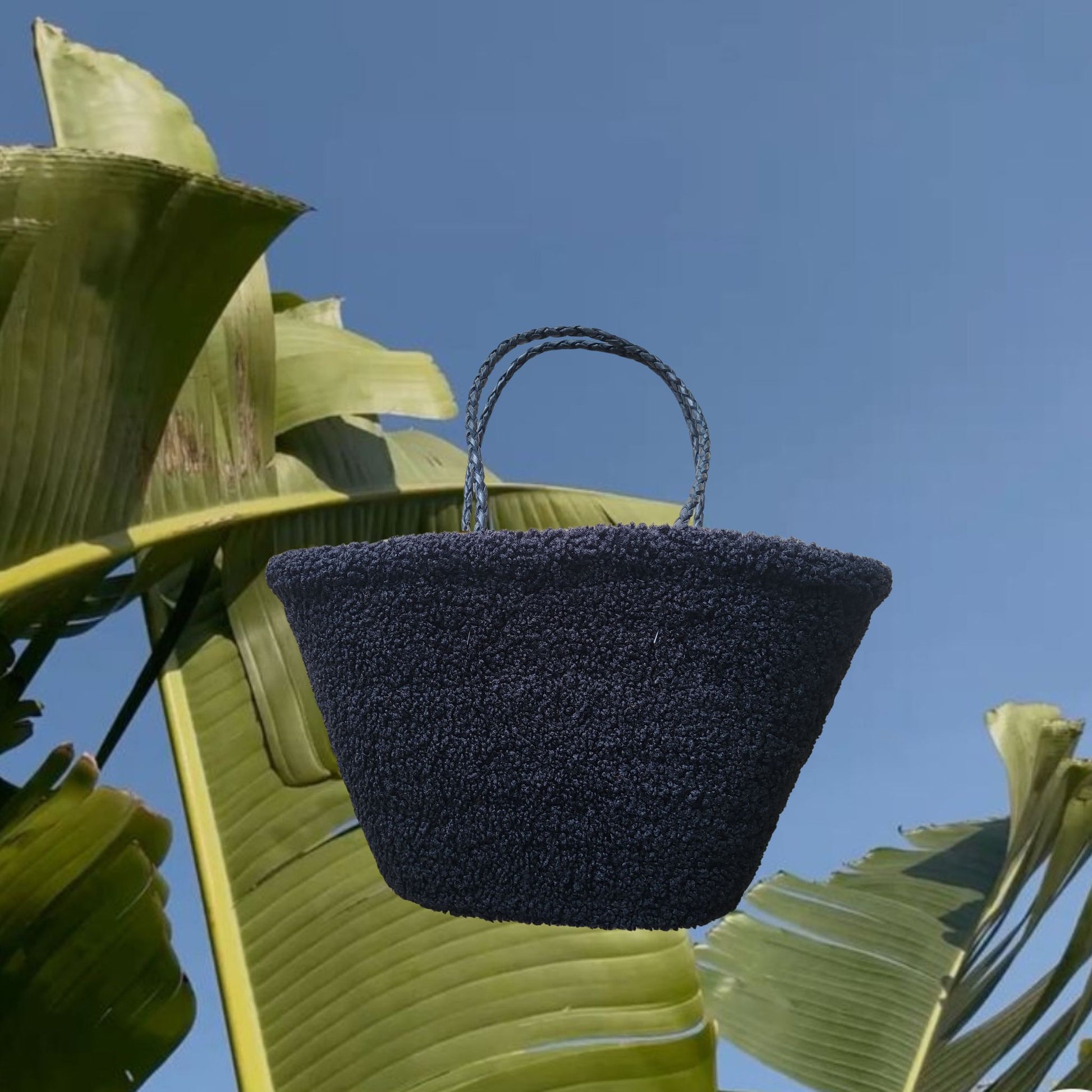 Teddy Tasche aus Teddyfell in all black, die perfekt zu jedem Winter Outfit passt. Strandtasche als Winter Damentasche.