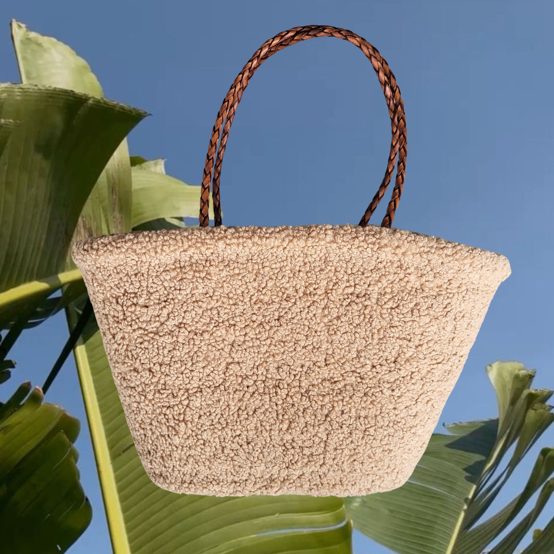 Teddy Tasche aus weichem Teddyfell. Eine nachhaltige und praktische Strandtasche XXL aus Stoff, Bast und echtem Leder.