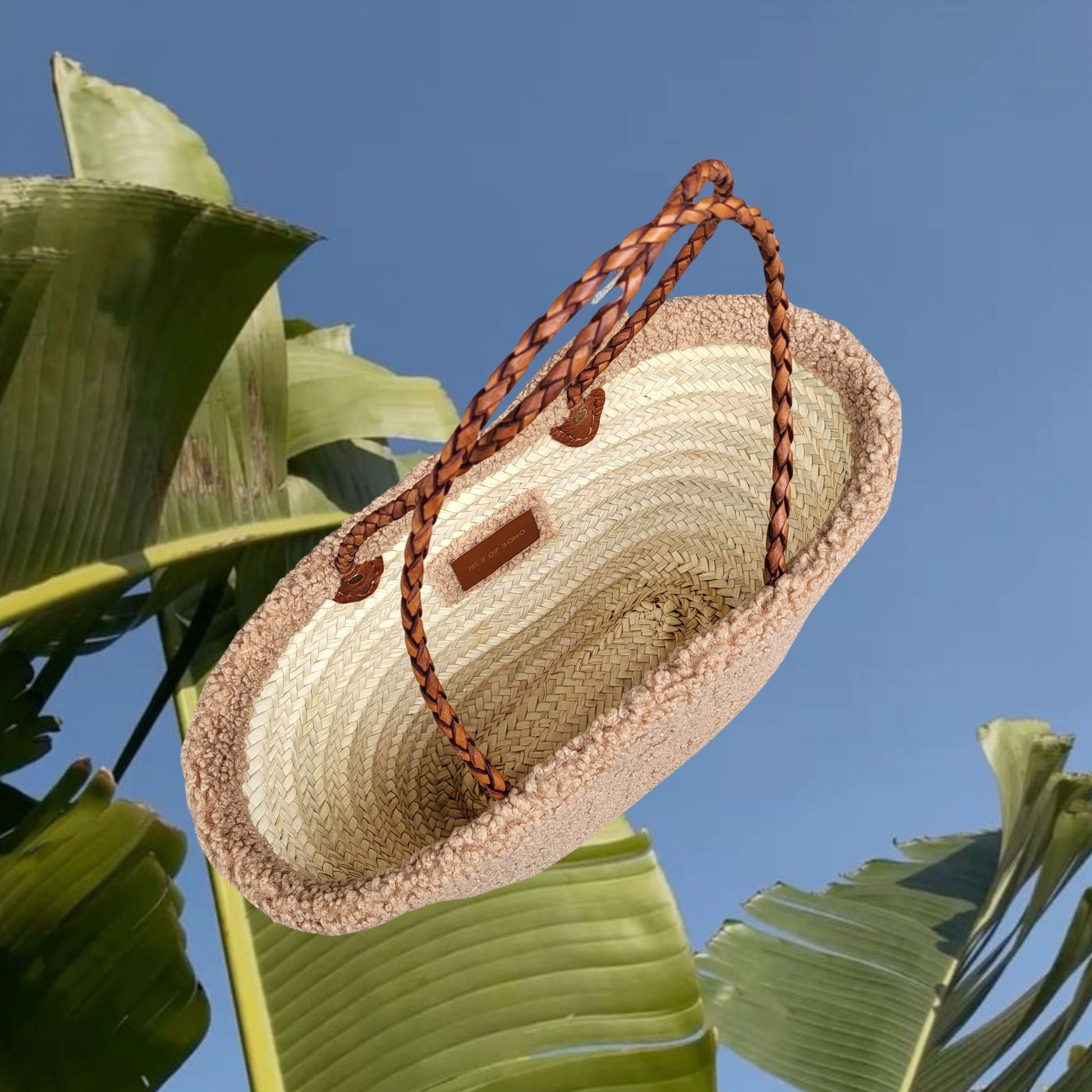 Teddy Tasche aus weichem Teddyfell. Eine nachhaltige Strandtasche aus Stoff, Bast und echtem Leder als Handtasche.