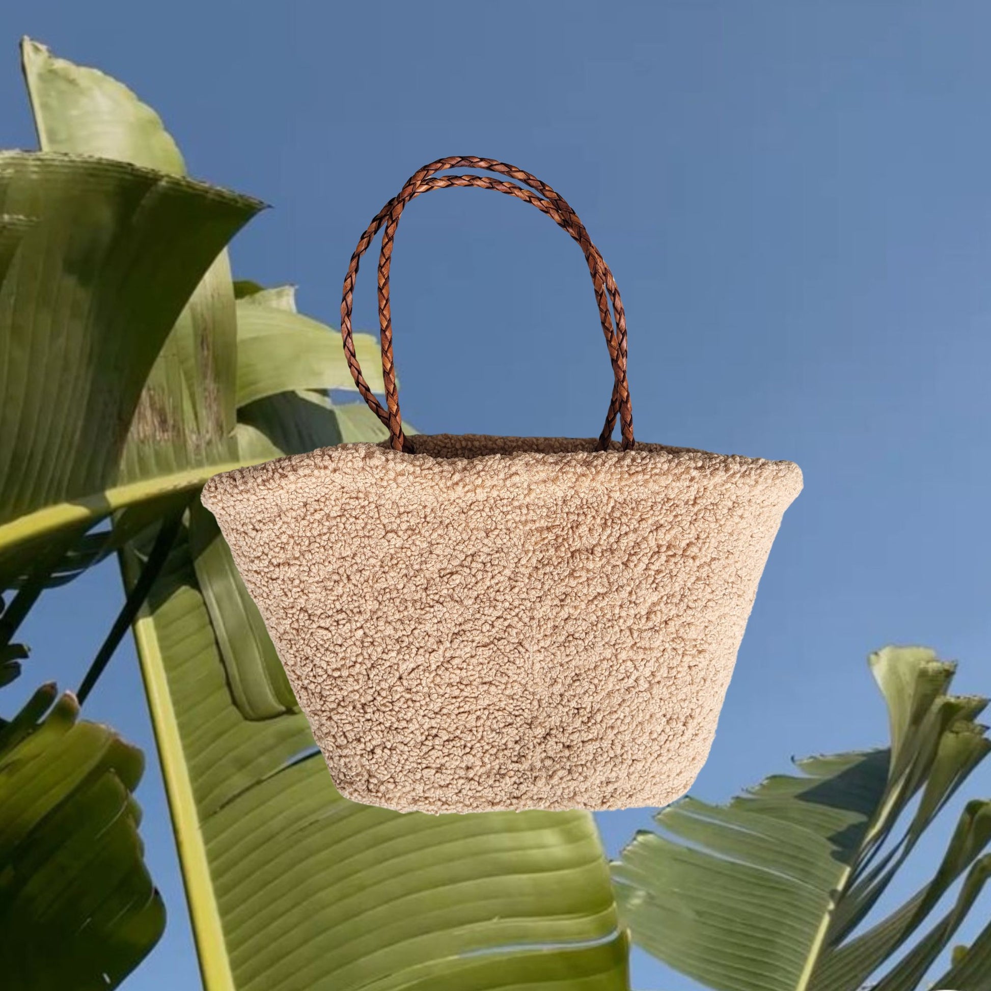 Teddy Tasche aus Teddyfell in beige, die perfekt zu jedem Winter Outfit passt. Strandtasche als Winter Damentasche.