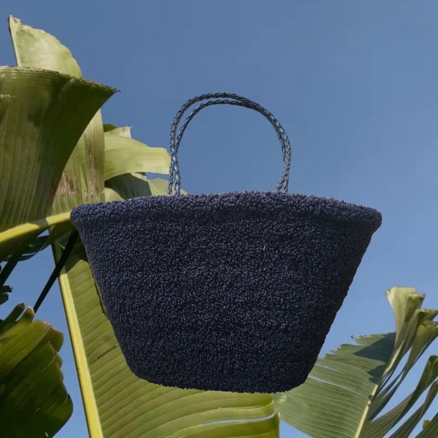 Teddy Tasche aus weichem Teddyfell. Eine nachhaltige Strandtasche aus Stoff, Bast und echtem Leder als Handtasche.