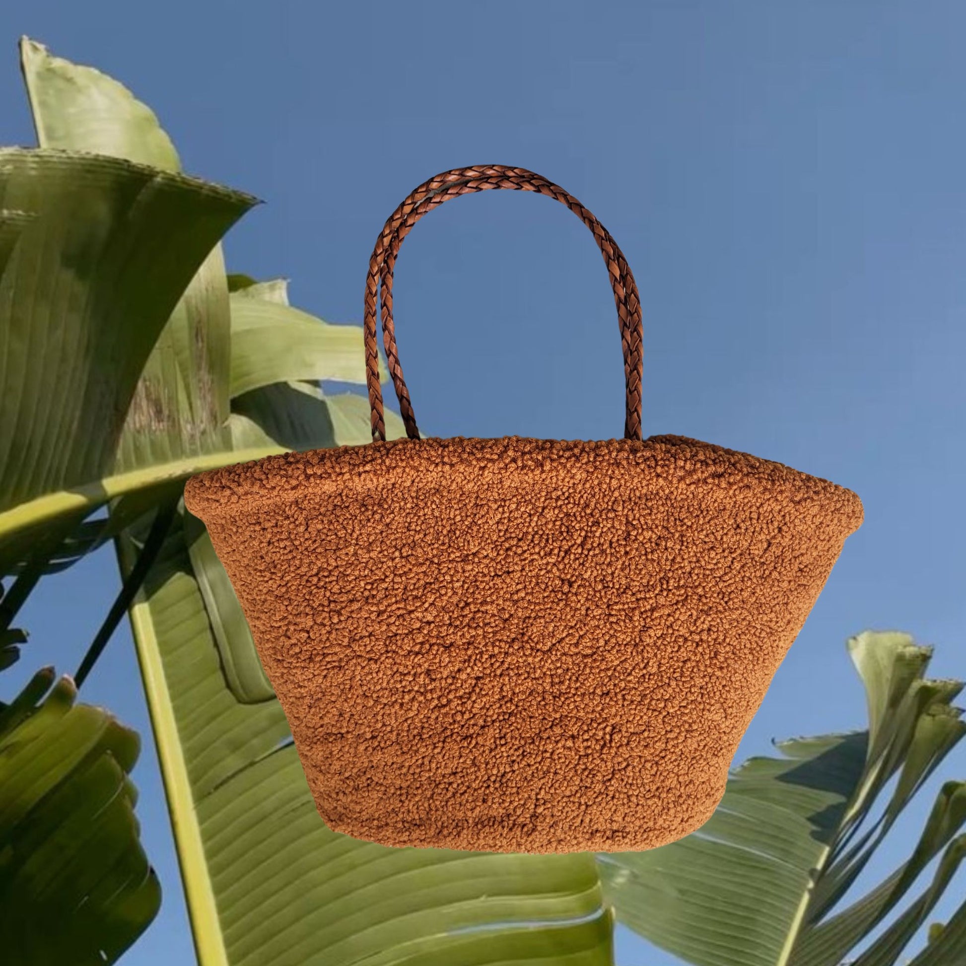 Teddy Tasche aus weichem Teddyfell. Eine nachhaltige Strandtasche aus Stoff, Bast und echtem Leder als Handtasche.