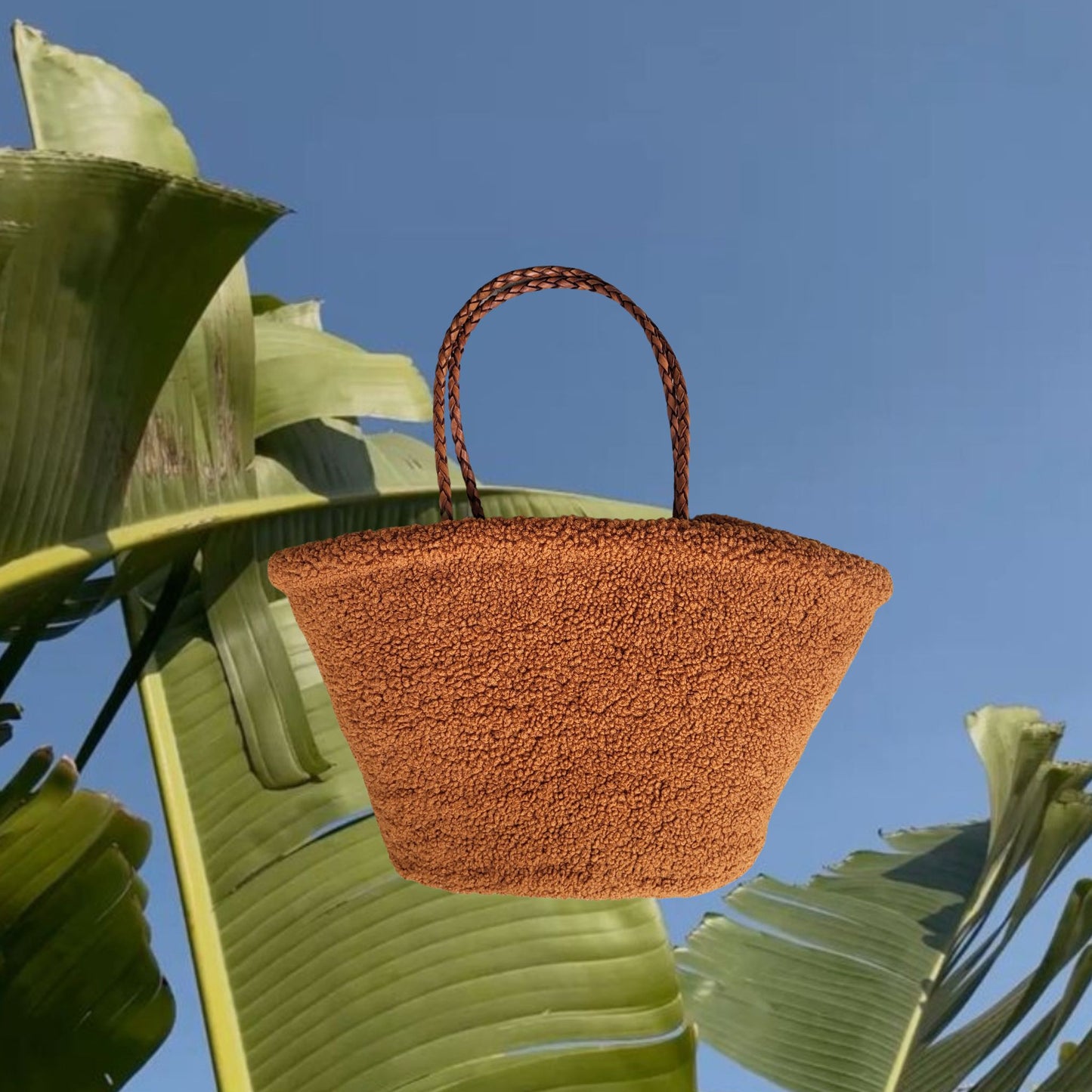 Teddy Tasche aus Teddyfell in cognac, die perfekt zu jedem Winter Outfit passt. Strandtasche als Winter Damentasche.