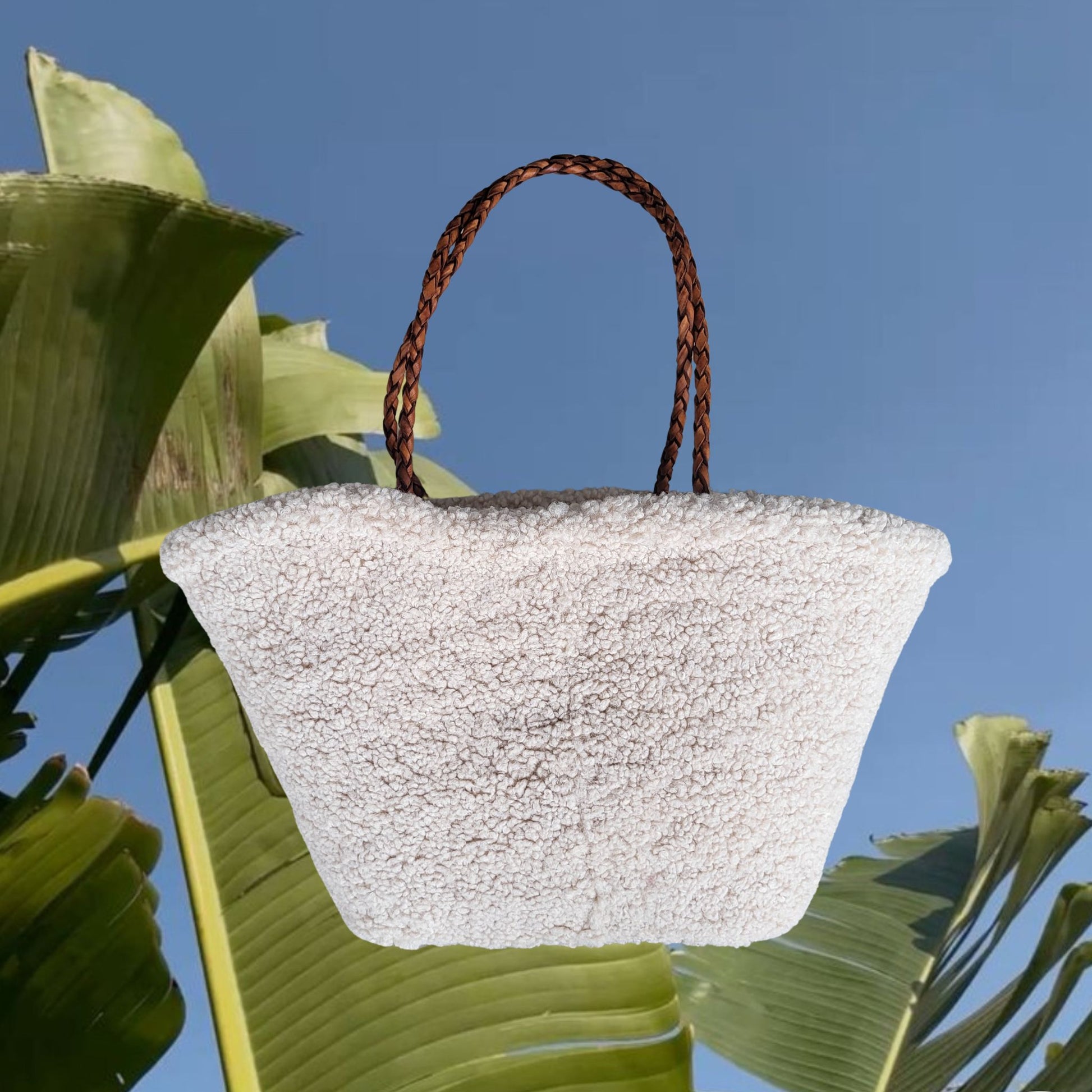 Teddy Tasche aus weichem Teddyfell. Eine nachhaltige Strandtasche aus Stoff, Bast und echtem Leder als Handtasche.
