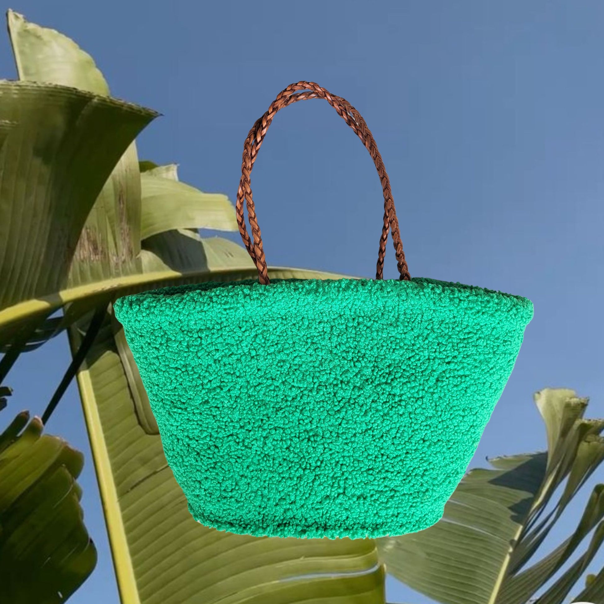 Teddy Tasche aus weichem Teddyfell. Eine nachhaltige Strandtasche aus Stoff, Bast und echtem Leder als Handtasche.