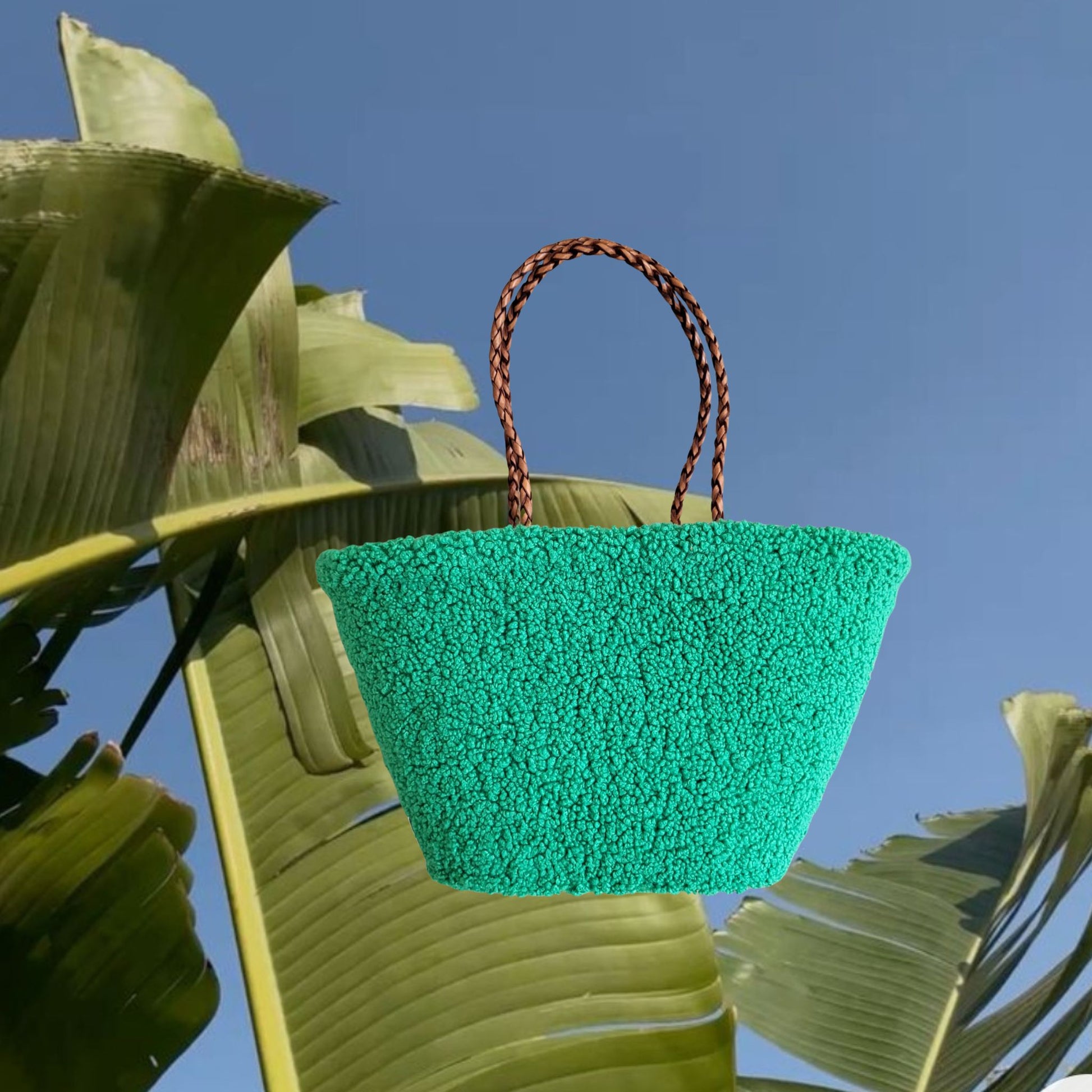 Teddy Tasche aus Teddyfell in grün, die perfekt zu jedem Winter Outfit passt. Strandtasche als Winter Damentasche.