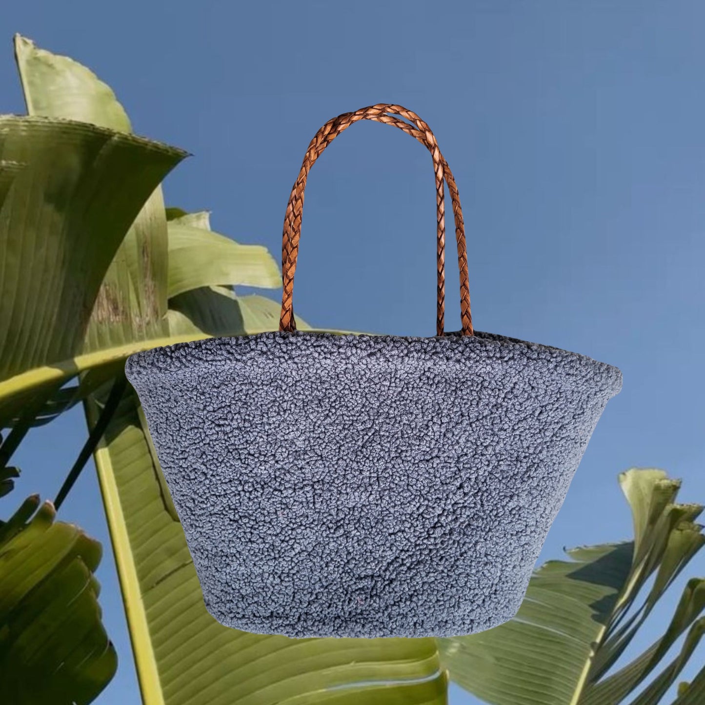Teddy Tasche aus weichem Teddyfell. Eine nachhaltige Strandtasche aus Stoff, Bast und echtem Leder als Handtasche.