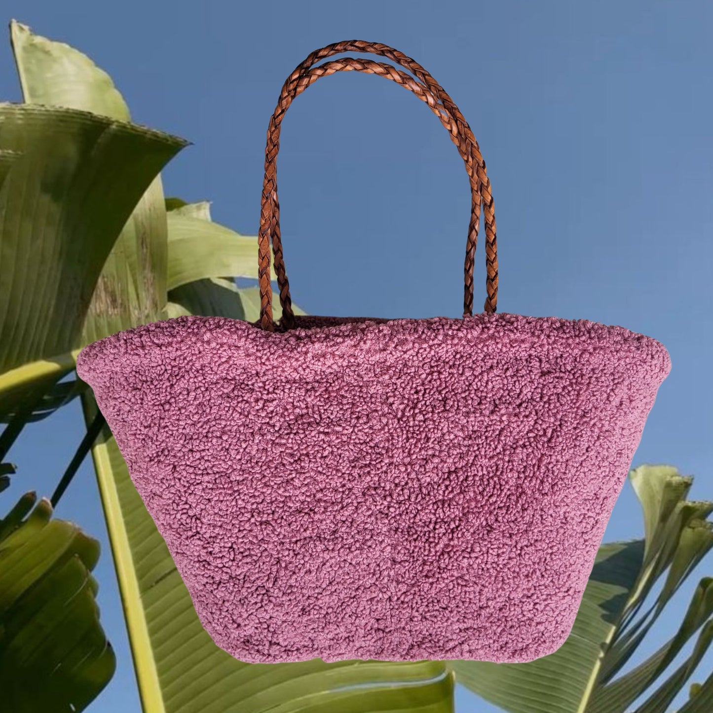 Teddy Tasche aus weichem Teddyfell. Eine nachhaltige und praktische Strandtasche XXL aus Stoff, Bast und echtem Leder.