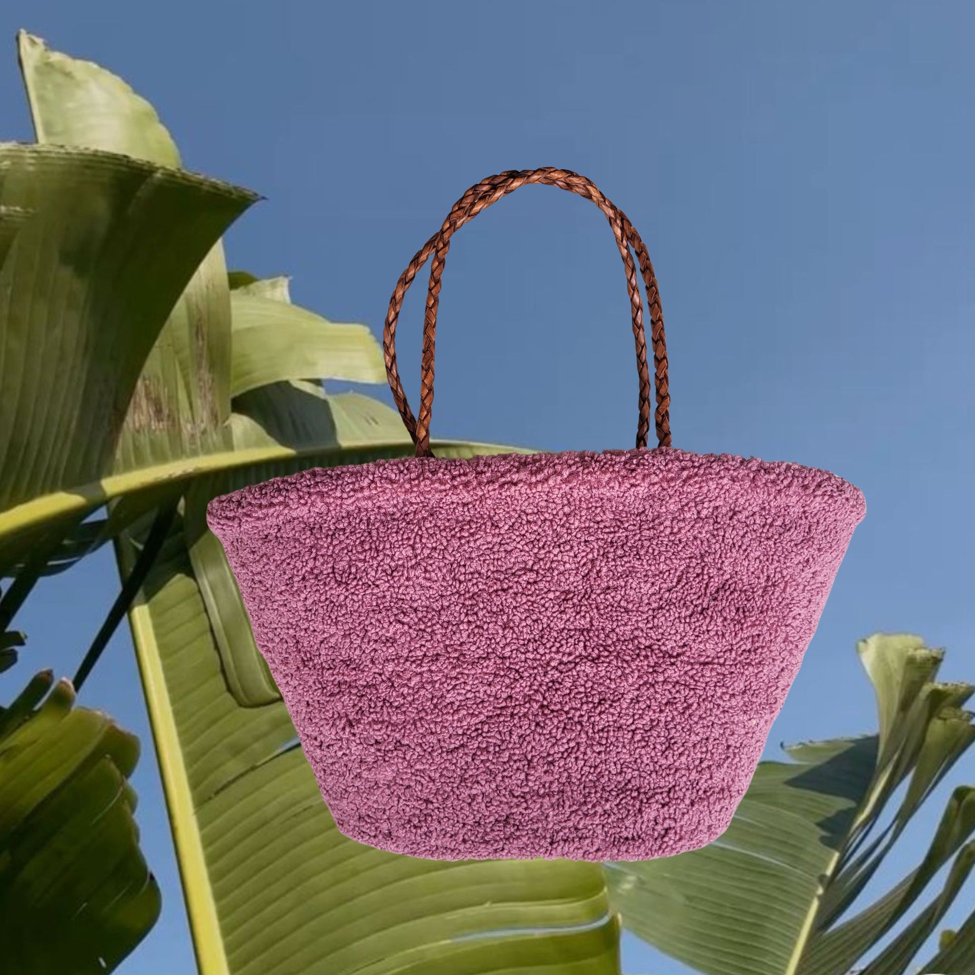 Teddy Tasche aus weichem Teddyfell. Eine nachhaltige Strandtasche aus Stoff, Bast und echtem Leder als Handtasche.