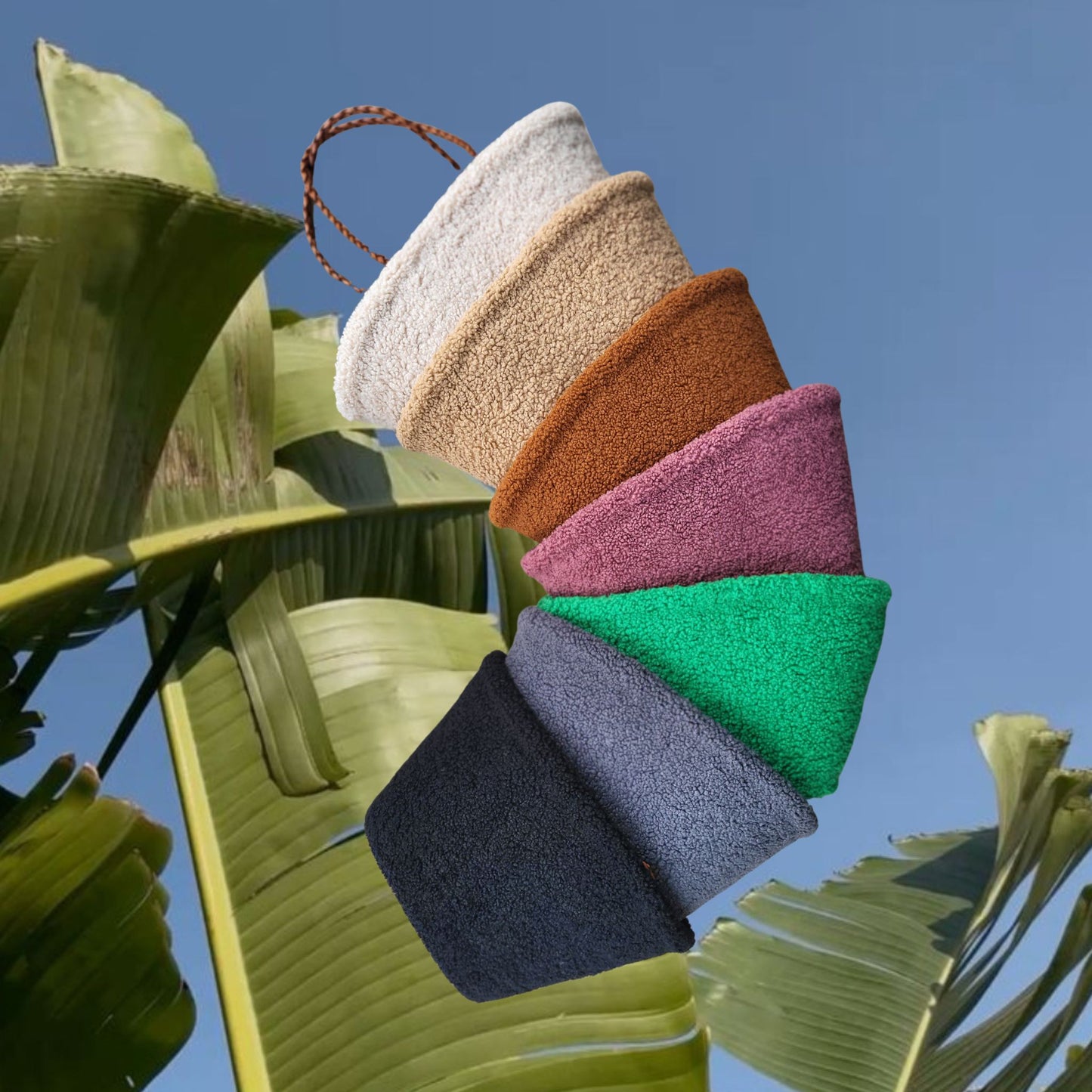 Teddy Tasche aus weichem Teddyfell. Eine nachhaltige Strandtasche aus Stoff, Bast und echtem Leder als Handtasche.