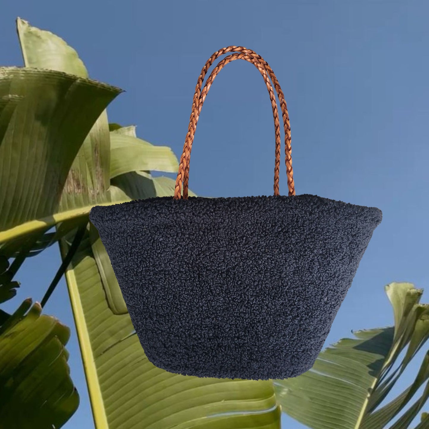 Teddy Tasche aus weichem Teddyfell. Eine nachhaltige Strandtasche aus Stoff, Bast und echtem Leder als Handtasche.