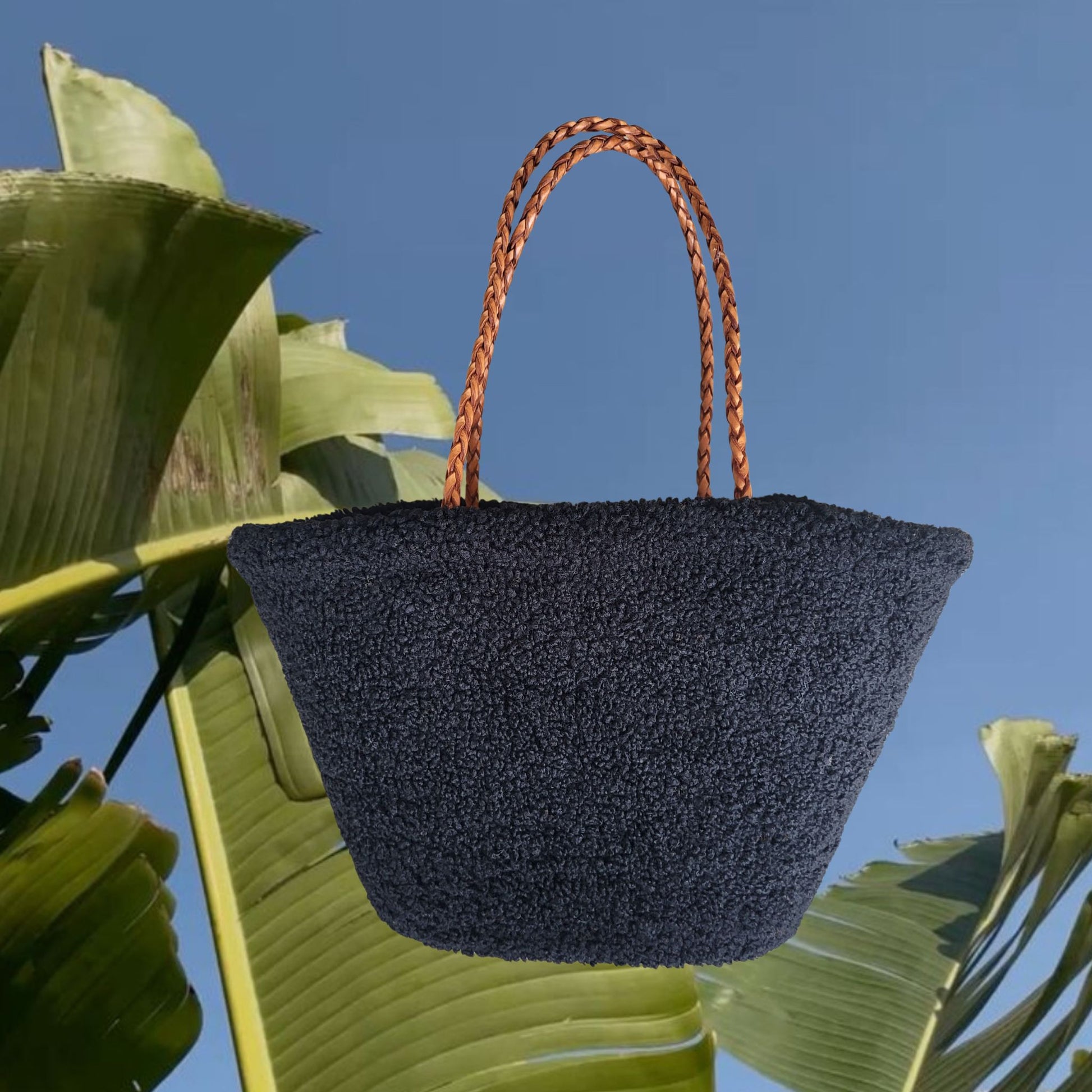 Teddy Tasche aus weichem Teddyfell. Eine nachhaltige Strandtasche aus Stoff, Bast und echtem Leder als Handtasche.