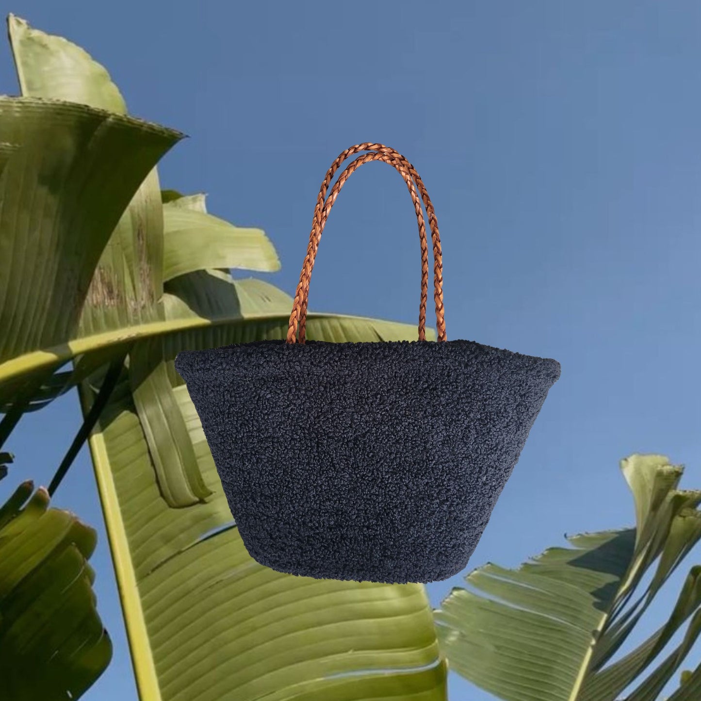 Teddy Tasche aus Teddyfell in schwarz, die perfekt zu jedem Winter Outfit passt. Strandtasche als Winter Damentasche.