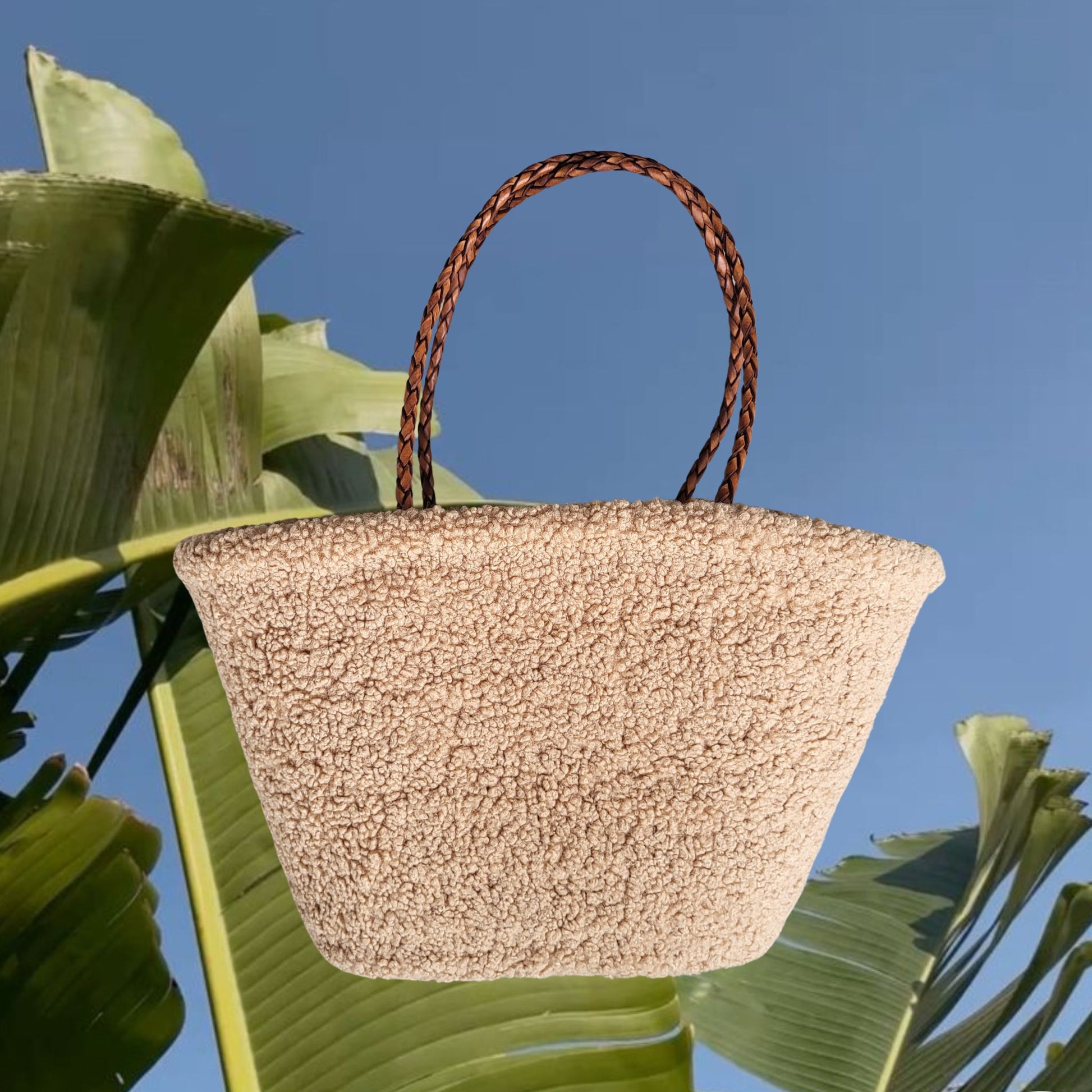 Teddy Tasche Damen  aus weichem Teddyfell. Eine nachhaltige Strandtasche aus Stoff, Bast und echtem Leder als Handtasche.